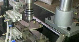 使用全自動(dòng)鉆孔機(jī)，有效的提高生產(chǎn)的效率